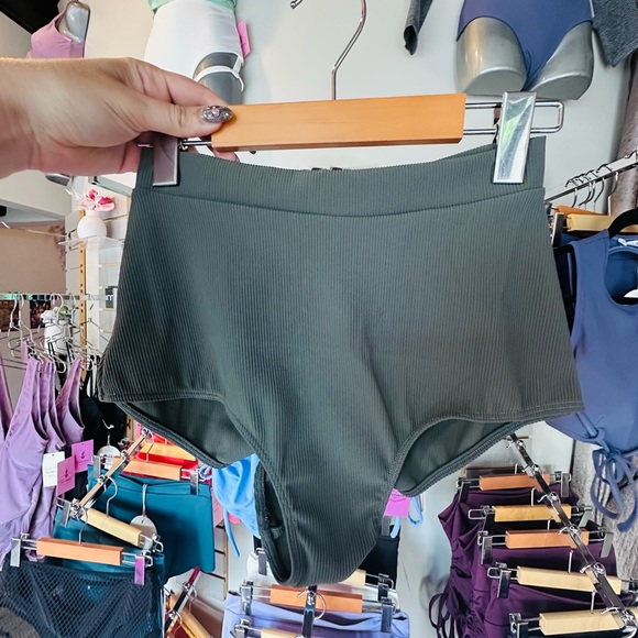 High Waist Scrunch Butt Shorts in Olive 🫒 - Picture 4 of 5